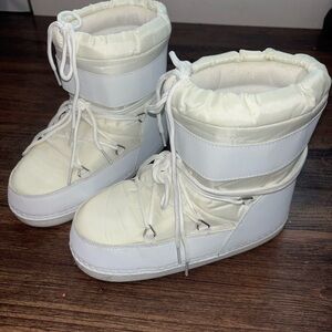 ❄️ Fashion Nova White Snow Boots ❄️